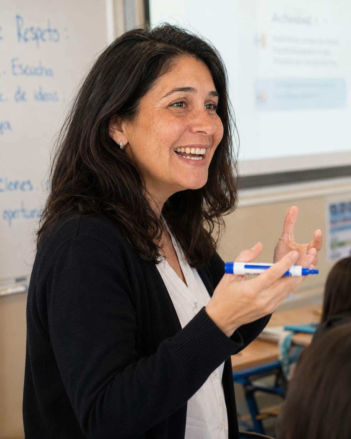 Laura, profesora de Padre las Casas, después de su implante dental en San Martin Dent Temuco — sonriendo con confianza frente a sus alumnos